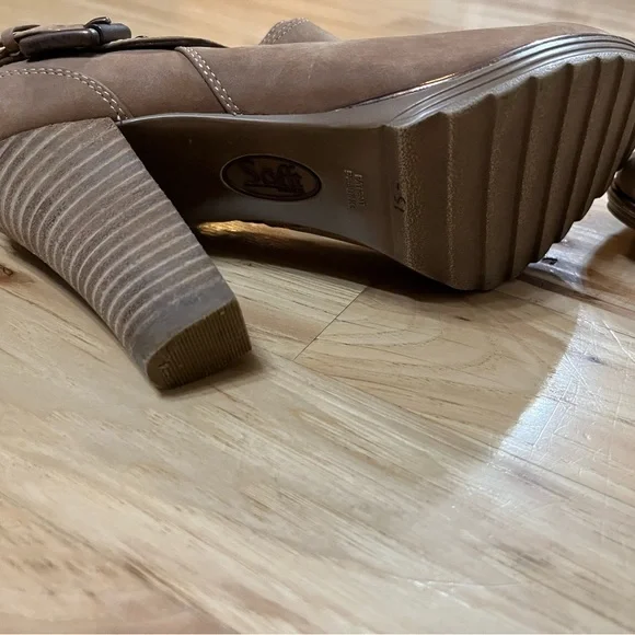 Stylish Tan Ankle Boots - Picture 4 of 6